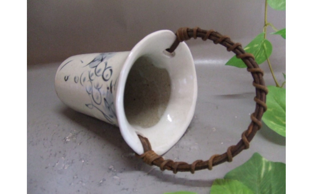 【信楽焼】つる付粉引ぶどう絵花入れ・花瓶・花器　nha-043