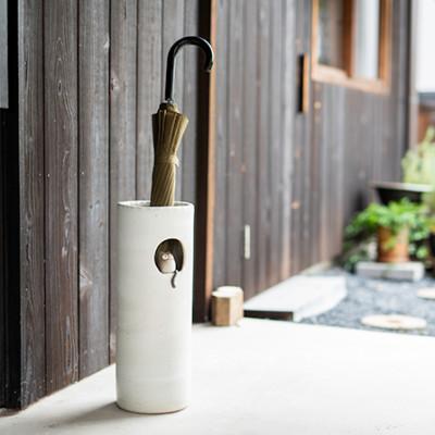 小窓黒ねこ傘立て　B154-05　信楽焼・明山