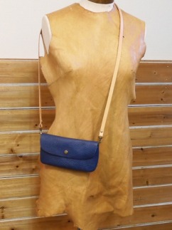 【本革】スマホも入るお財布ポシェット［ネイビー］