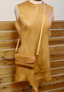 【本革】スマホも入るお財布ポシェット［キャメル］