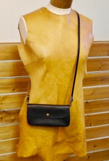 【本革】スマホも入るお財布ポシェット［ブラック］