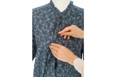 多機能な 介護衣服 La・フック ブルーグレー柄・隠しボタン Lサイズ [0294]