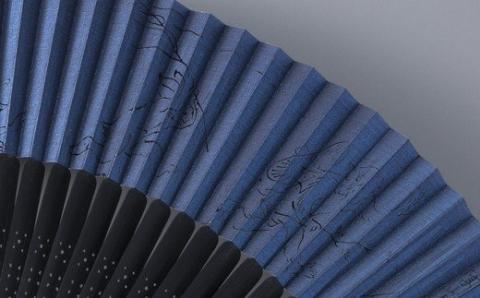 【L-555】鈴木扇子店 鳥獣戯画うるし画紺地（黒染骨/男性用） ［高島屋選定品］