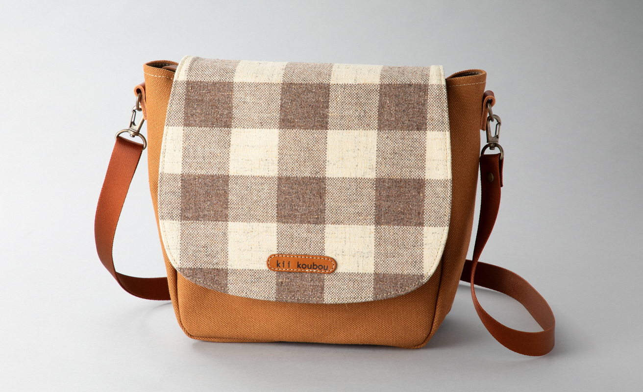 【J-243】ｋｉｉ工房　帆布かばん　かぶせプランプショルダー　先染めキャメル【高島屋選定品】