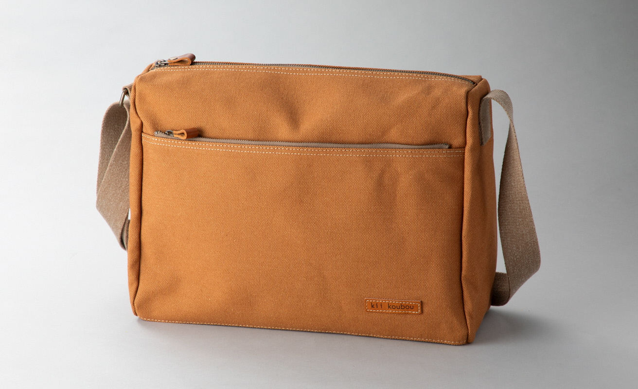 【J-235】ｋｉｉ工房　帆布かばん　ボックスショルダー　横　先染めキャメル【高島屋選定品】