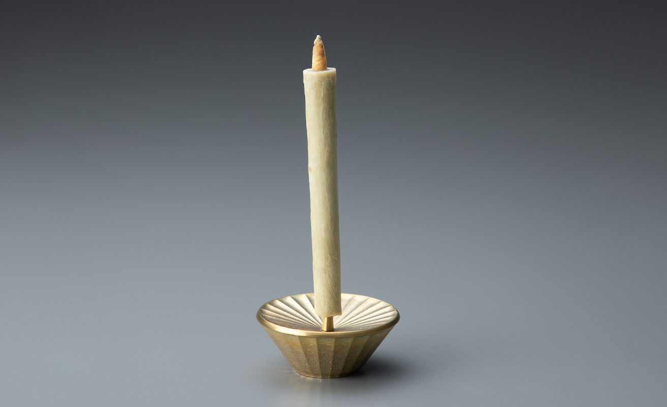 【L-952】大與　櫨の和ろうそく(2号50本入り)・真鍮の燭台『24』丸 セット［高島屋選定品］