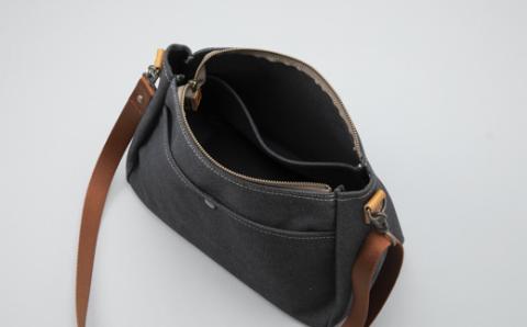 【J-196】ｋｉｉ工房　帆布かばん　プランプショルダー　先染め黒 【高島屋選定品】