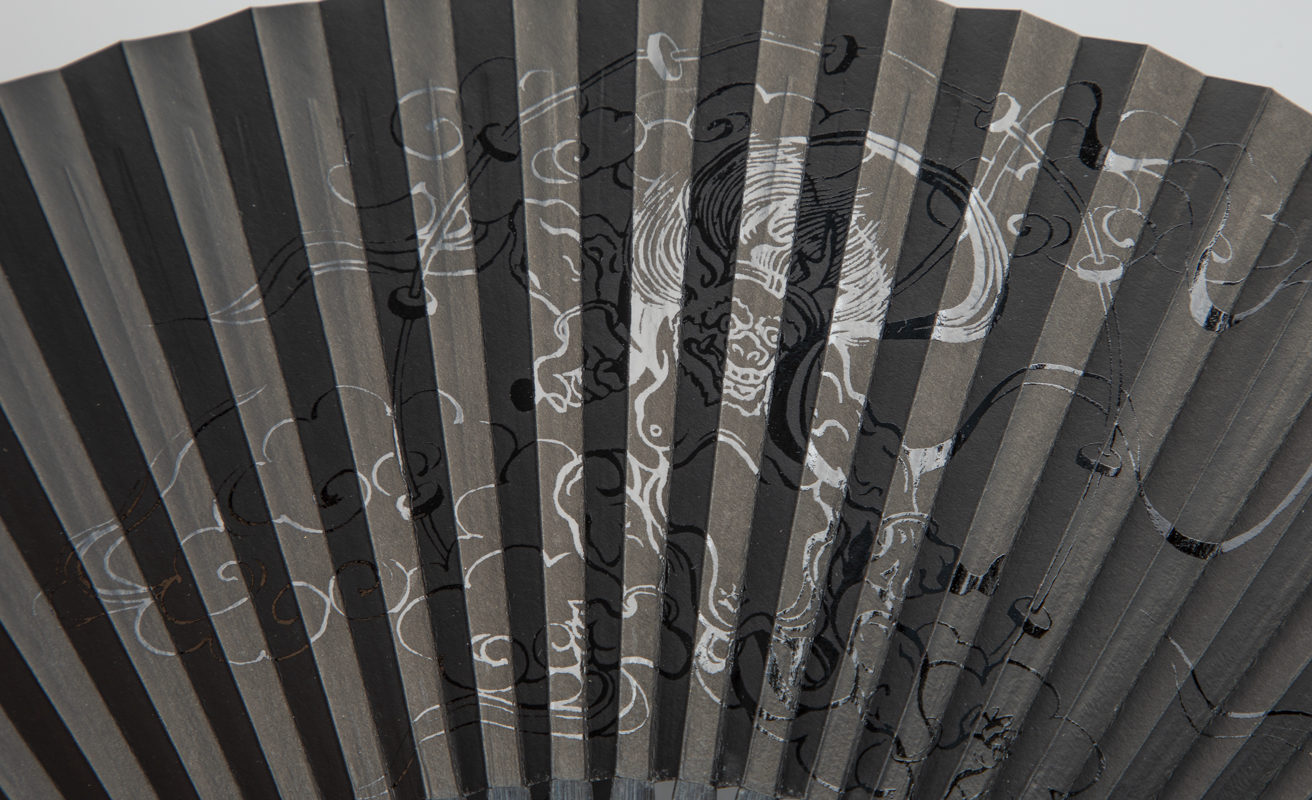 【L-531】鈴木扇子店 近江扇子 風神雷神（うるし画）　7.2寸(約21.6cm)［高島屋選定品］