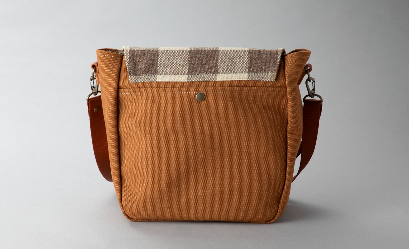 【J-243】ｋｉｉ工房　帆布かばん　かぶせプランプショルダー　先染めキャメル【高島屋選定品】