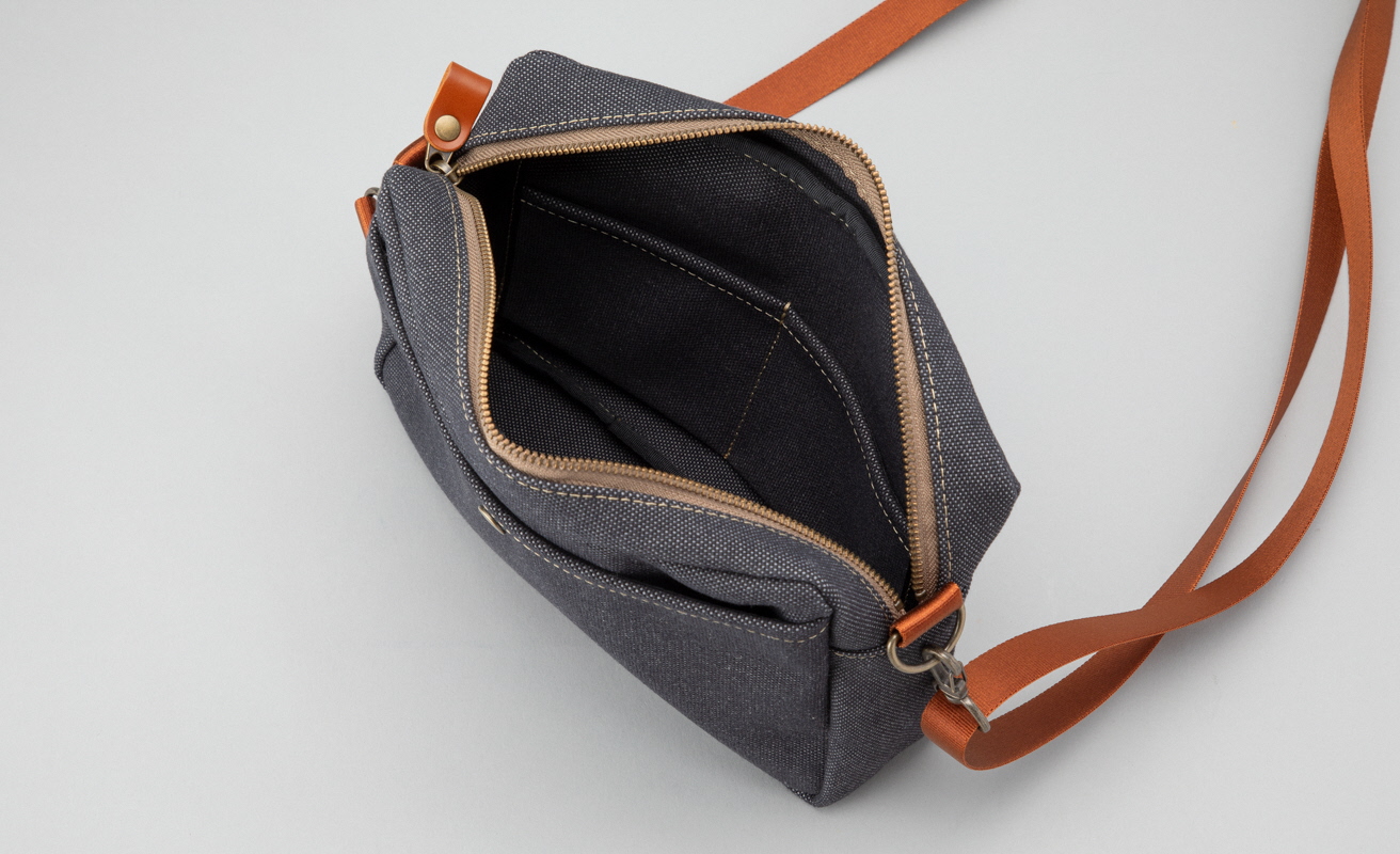 【J-237】ｋｉｉ工房　帆布かばん　ボックスショルダー　先染め黒【高島屋選定品】