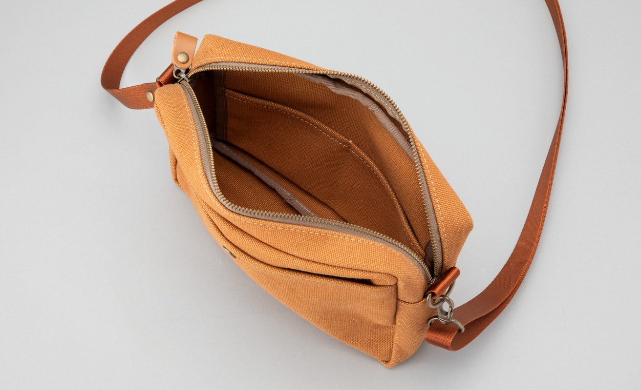 【J-238】ｋｉｉ工房　帆布かばん　ボックスショルダー　先染めキャメル【高島屋選定品】