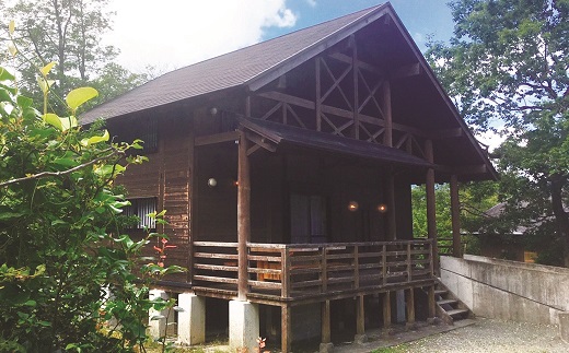 【M-391】グリーンパーク想い出の森 バンガロー宿泊プラン・くつき温泉てんくう入浴券付（平日利用/１棟) ［高島屋選定品］