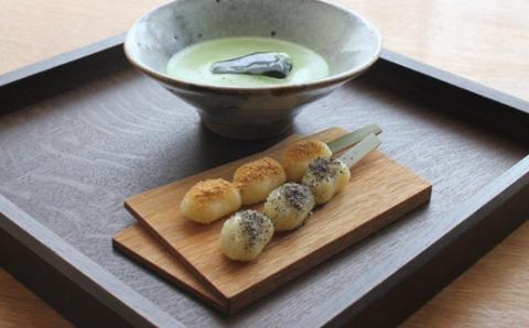 木の器 菓子皿・菓子切りペアセット 家具工房ウノカ 滋賀県 東近江市 C-F02 木の器 菓子皿 菓子切り ペアセット 和菓子 茶席 おもてなし クルミ 桜 木製 天然木 手作り 工芸品 プレゼント ギフト 贈り物 おしゃれ 和モダン