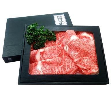 近江牛肩ロースすき焼き・しゃぶしゃぶ用1ｋｇ 5～6人前 （贈答用黒箱）　F-G02　いろは精肉店