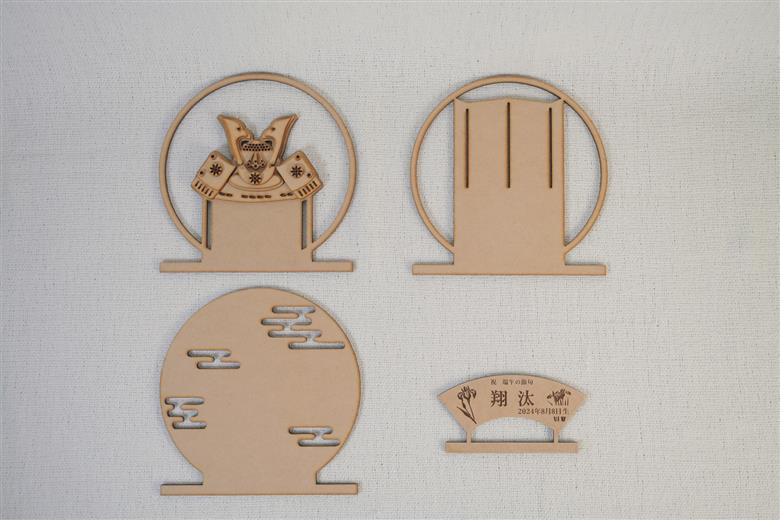 兜飾り(三人用) 株式会社青地ライフクリエイト 滋賀県 東近江市 B-A10 五月人形 兜 兜飾り 名前旗 名入れ 三人用 兄弟 連名 初節句 端午の節句