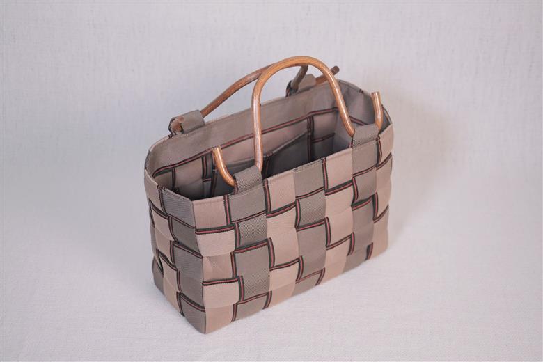 畳縁の箱編みバッグ 畳増 滋賀県 東近江市 B-H01 畳縁 畳 へり バッグ バック かばん カバン 軽量 軽い おしゃれ 和風 和モダン 国産 丈夫 ハンドメイド 手作り プレゼント ギフト