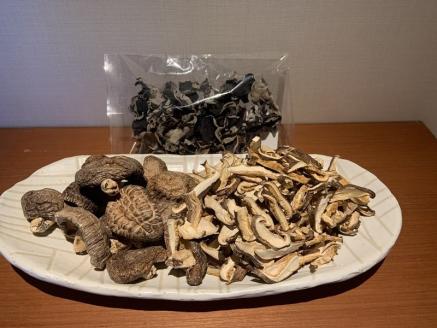 無添加無農薬の乾燥原木シイタケ2袋とキクラゲ1袋の満足セット 一般社団法人 木づかいプロジェクト 滋賀県 東近江市 A-A12 乾燥椎茸 きくらげ 無添加 無農薬 原木 国産 乾物