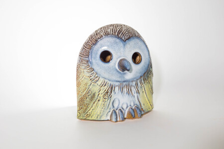 フクロウ置物「まなざし」(小)（ブルー、グリーン、イエロー、ピンク）　B-D08　株式会社 布引焼窯元