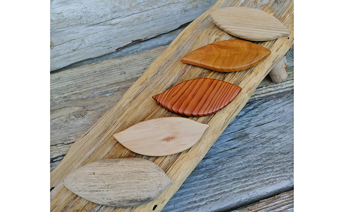 間伐材ブローチ　リーフ形