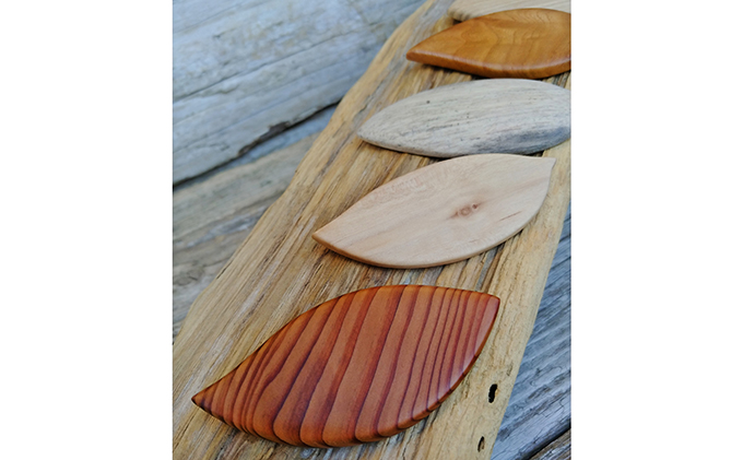 間伐材ブローチ　リーフ形