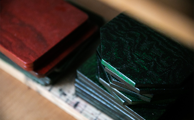 【usiru（ウシル）】漆のコースター＋ぐい飲みセット　黄