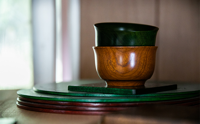 【usiru（ウシル）】漆のコースター＋ぐい飲みセット　赤