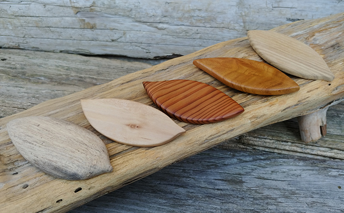 間伐材ブローチ　リーフ形