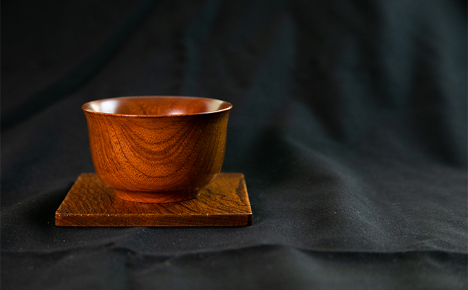 【usiru（ウシル）】漆のコースター＋ぐい飲みセット　黄