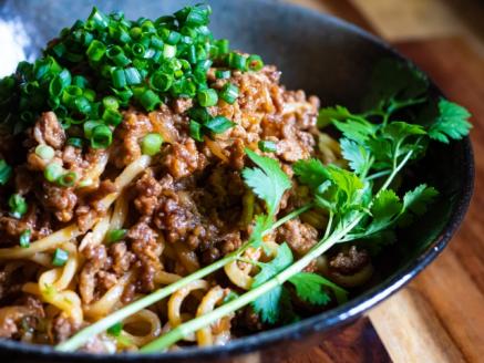 【近江牛 肉味噌そぼろ】肉 牛肉 肉みそ そぼろ ミンチ ブランド牛 三大和牛 和牛 黒毛和牛 冷凍 お弁当 おかず お惣菜 滋賀県 竜王