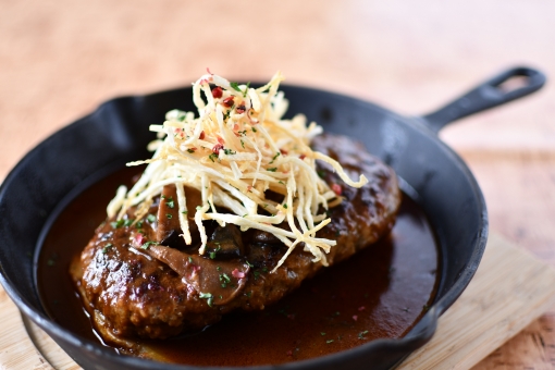 【近江牛 煮込みハンバーグ 200g 2個】ハンバーグ 国産 ブランド牛 三大和牛 和牛 黒毛和牛 冷凍食品 お弁当 おかず お惣菜 産地直送 滋賀県 竜王 冷凍