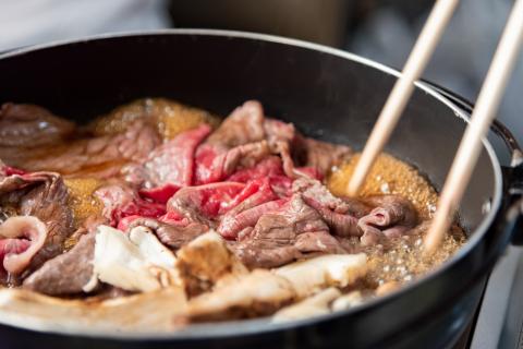 【近江牛 モモスライス500g】肉 牛肉 すき焼き すきやき ブランド牛 三大和牛 和牛 黒毛和牛 贈り物 ギフト プレゼント 滋賀県 竜王