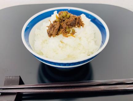 【近江牛 肉山椒(佃煮)】肉 牛肉 ミンチ 山椒 ふりかけ ぬれふりかけ ブランド牛 三大和牛 和牛 黒毛和牛 冷凍 お弁当 おかず お惣菜 おつまみ 滋賀県 竜王
