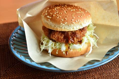 【近江牛 ハンバーグカツ 10個】肉 牛肉 ハンバーグ カツ 冷凍ブランド牛 三大和牛 和牛 黒毛和牛 冷凍食品 お弁当 おかず お惣菜 産地直送 滋賀県 竜王