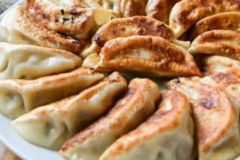 【近江牛餃子 60個】肉 牛肉 ミンチ ブランド牛 近江牛 三大和牛 和牛 黒毛和牛 冷凍 お弁当 おかず お惣菜 おつまみ 滋賀県 竜王