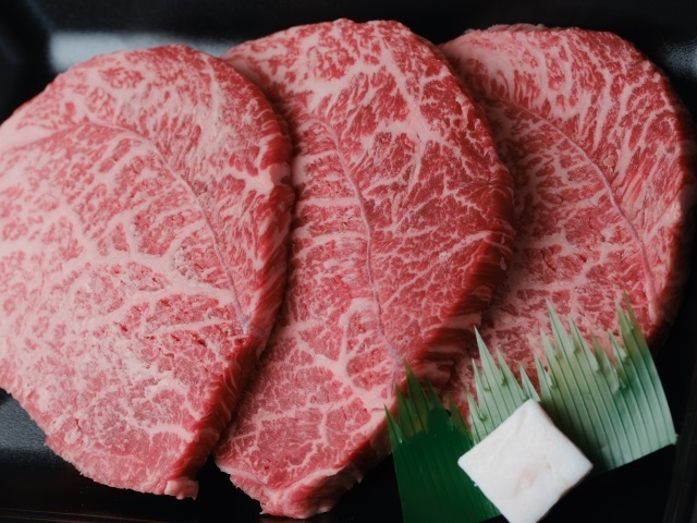 近江牛 定期便【ステーキの会】(全3回) 冷凍 肉 牛肉 ブランド牛 三大和牛 和牛 黒毛和牛 冷凍食品 お弁当 おかず お惣菜 ギフト 高級 自宅用 神戸牛 松阪牛 に並ぶ 日本三大和牛 滋賀県 竜王