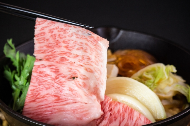【近江牛 特上すきしゃぶ肉 500g】冷凍 肉 牛肉 ブランド牛 三大和牛 和牛 黒毛和牛 冷凍食品 お弁当 おかず お惣菜 ギフト 高級 自宅用 神戸牛 松阪牛 に並ぶ 日本三大和牛 滋賀県 竜王