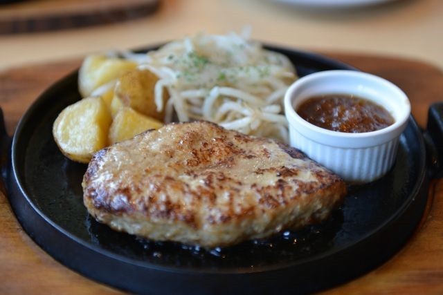 【 近江牛ハンバーグ 3種セット 】冷凍 肉 牛肉 ブランド牛 三大和牛 和牛 黒毛和牛 冷凍食品 お弁当 おかず お惣菜 ギフト 高級 自宅用 神戸牛 松阪牛 に並ぶ 日本三大和牛 滋賀県 竜王