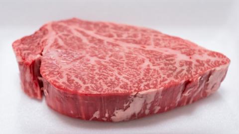 【近江牛 ステーキ用(ヒレ２枚)】肉 牛肉 ブランド牛 三大和牛 和牛 黒毛和牛 国産 バーベキュー 贈り物 ギフト プレゼント 冷凍 滋賀県 竜王