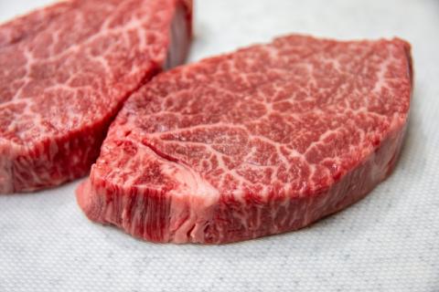 【近江牛ステーキ用(モモ4枚)】肉 牛肉 ステーキ ブランド牛 三大和牛 和牛 黒毛和牛 国産 バーベキュー 贈り物 ギフト プレゼント 冷凍 滋賀県 竜王