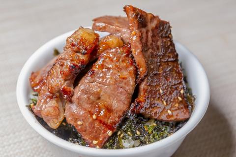 【近江牛 赤身・カルビ焼肉セット(1kg)】肉 牛肉 ブランド牛 三大和牛 和牛 黒毛和牛 国産 バーベキュー 贈り物 ギフト プレゼント 冷凍 滋賀県 竜王