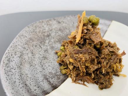 【近江牛 肉山椒(佃煮)】肉 牛肉 ミンチ 山椒 ふりかけ ぬれふりかけ ブランド牛 三大和牛 和牛 黒毛和牛 冷凍 お弁当 おかず お惣菜 おつまみ 滋賀県 竜王