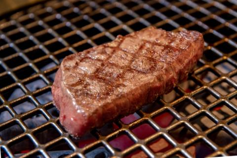 【近江牛 赤身・カルビ焼肉セット(1kg)】肉 牛肉 ブランド牛 三大和牛 和牛 黒毛和牛 国産 バーベキュー 贈り物 ギフト プレゼント 冷凍 滋賀県 竜王