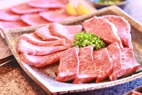 【近江牛 焼肉セット(肩ロース・カルビ) 2kg】肉 牛肉 ブランド牛 三大和牛 和牛 黒毛和牛 国産 バーベキュー 贈り物 ギフト プレゼント 冷凍 滋賀県 竜王
