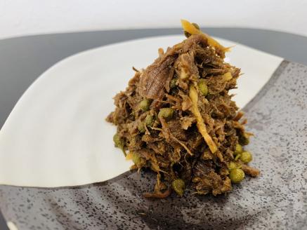 【近江牛 肉山椒(佃煮)】肉 牛肉 ミンチ 山椒 ふりかけ ぬれふりかけ ブランド牛 三大和牛 和牛 黒毛和牛 冷凍 お弁当 おかず お惣菜 おつまみ 滋賀県 竜王