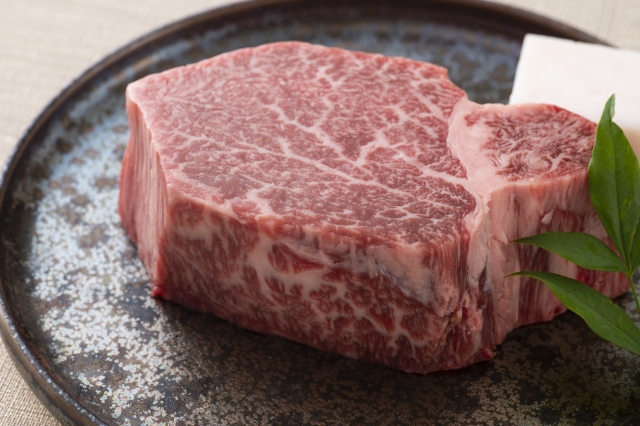 [近江牛 ステーキ用(ヒレ1枚)]肉 牛肉 ブランド牛 三大和牛 和牛 黒毛和牛 国産 バーベキュー 贈り物 ギフト プレゼント 冷凍 滋賀県 竜王