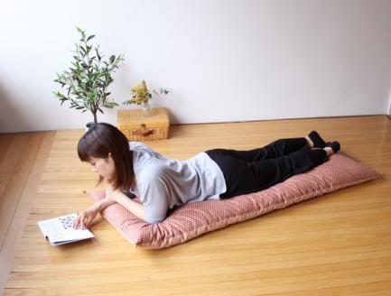 【洛中高岡屋】うたた寝にちょうどいい寛ぎのアイテム　カバータイプごろ寝敷きふとん（ピンク系）