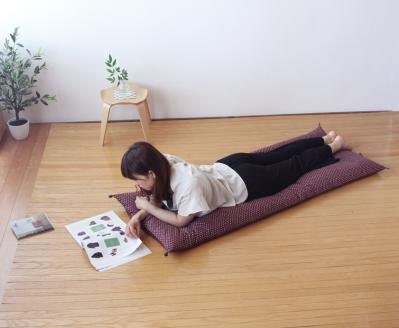 【洛中高岡屋】うたた寝にちょうどいい寛ぎのアイテム　カバータイプごろ寝敷きふとん（パープル系）