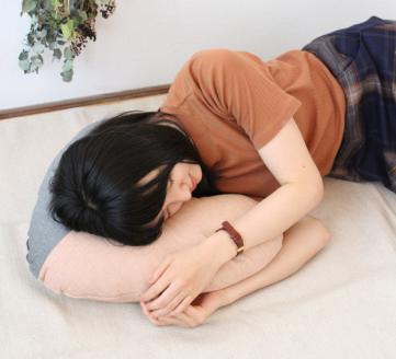 【洛中高岡屋】こだわり設計のかわいいクッション『うたたねクッション Utane（うたね）』（里桜＆紙屋紙）