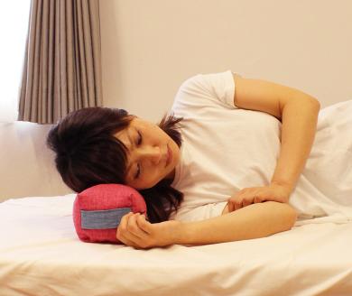 【洛中高岡屋】持ち運びも便利で使い方もいろいろな寛ぎアイテム　コロロング（躑躅色）