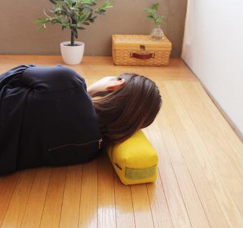 【洛中高岡屋】持ち運びも便利で使い方もいろいろな寛ぎアイテム　コロロング（菜の花色）